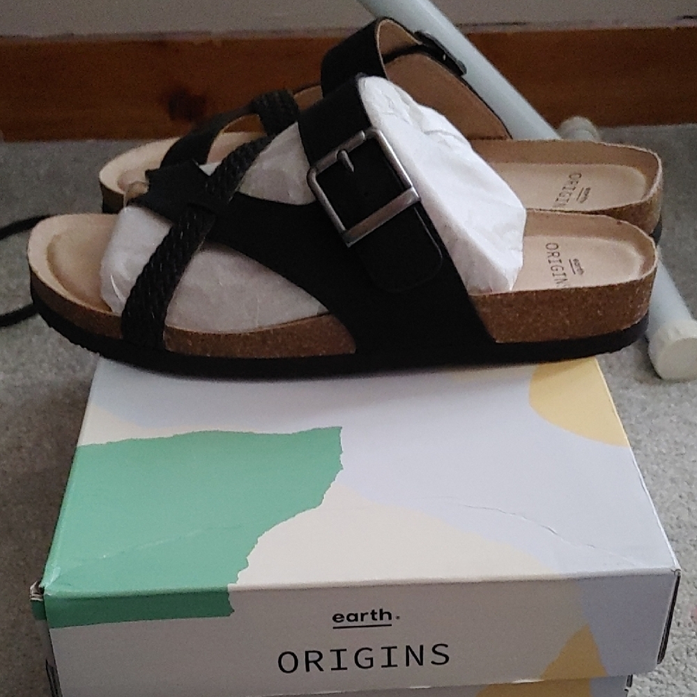Earth Origins Black Sandals - Picture 4 of 5